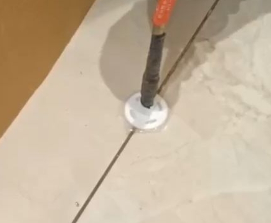 大邑瓷砖空鼓维修公司专业解答瓷砖在铺贴过程中，如果没有涂抹均匀到位的粘结材料（如水泥砂浆或瓷砖胶），可能会导致以下问题