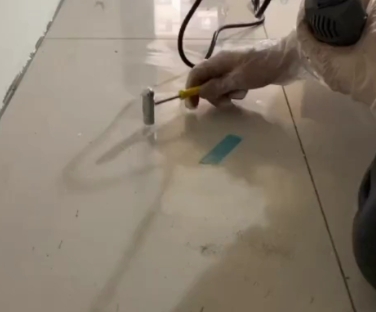 大邑瓷砖开裂维修公司专业分享瓷砖在铺贴前如果没有沥干水分，将会导致以下问题